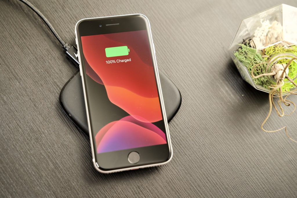 ارزان ترین مدل های آیفون در بازار ایران – ۱ فروردین iphone se 2020 charging 100839854 orig 1024x683 1 - ارزان ترین مدل های آیفون در بازار ایران – ۱ فروردین